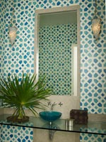 Salle de bain carrelée bleue et petit lavabo