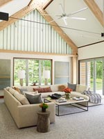 Salon moderne avec poutres apparentes et ventilateur de plafond