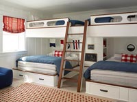 Chambre à thème nautique avec lits superposés