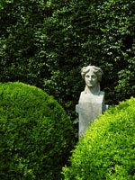 Statue dans le jardin