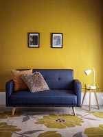 Canapé bleu moderne dans la chambre jaune