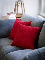 Coussins rouges sur canapé