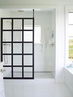 Salle de douche blanche moderne