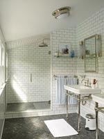 Salle de bain blanche classique