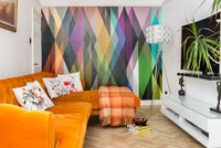 Mur caractéristique coloré dans le salon moderne