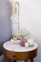 Lampe moderne sur table de chevet en marbre
