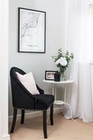 Chaise noire et table d'appoint blanche