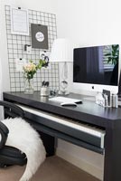 Bureau moderne en noir et blanc avec clavier sur tiroir coulissant
