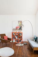 Salon moderne avec étagère orange inhabituelle