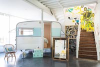 Caravane vintage comme chambre à coucher dans la chambre des enfants industriels