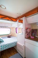 Intérieur de caravane vintage utilisé comme chambre pour enfants