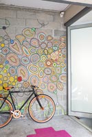 Peinture murale colorée sur le mur du couloir avec vélo