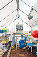 Atelier pour enfants à l'intérieur de la serre