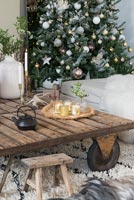 Grande table basse en bois et arbre de Noël dans le salon moderne