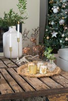 Bougies sur table basse en bois à Noël