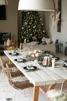 Table à manger blanche dressée pour le dîner de Noël