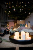 Plateau circulaire de bougies allumées et arbre de Noël