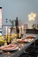 Table de salle à manger décorée pour Noël