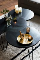 Tables basses modernes noires avec thé et biscuits et bougies