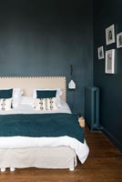Murs peints turquoise et couvre-lit assorti dans une chambre moderne