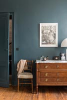 Commode classique et chaise dans la chambre avec murs peints