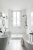 Salle de bain blanche et noire