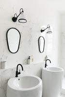 Lavabos doubles dans la salle de bain moderne blanc et noir