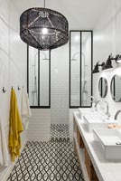 Salle de bain noir et blanc avec carrelage à motifs au sol