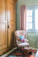 Chaise de chambre rose vintage
