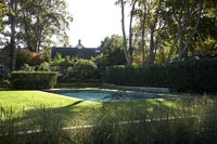 Jardin de campagne avec piscine