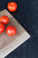Tomates sur la surface de la cuisine