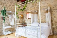 Chambre champêtre romantique avec lit à baldaquin