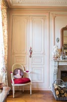 Portes lambrissées peintes en rose dans le salon classique