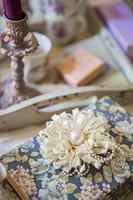 Livre de couverture en papier floral avec rosette décorative en perles