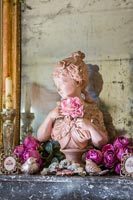 Buste classique - sculpture en rose recouverte de roses