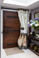 Porte d'entrée en bois avec rideau dans le couloir de la campagne