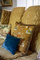 Canapé doré avec coussins