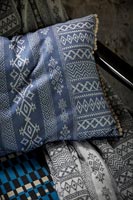 Close up coussin à motifs bleu