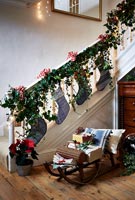 Escalier de campagne décoré pour Noël