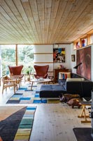 Salon moderne dans une maison en bois