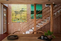 Salle à manger en bois moderne avec escalier jusqu'à la chambre