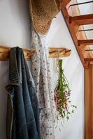 Porte-manteau en bois dans le couloir de la campagne