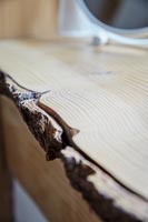 Gros plan du bord de la table en bois