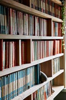 Grande bibliothèque avec collection de livres classés en couleur