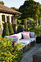 Terrasse en bois avec salon de jardin