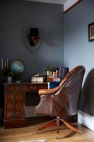 Bureau classique et chaise en cuir