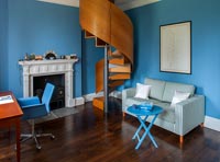 Escalier en colimaçon en acier brossé en bleu étude avec cheminée