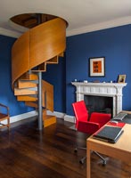 Escalier en colimaçon moderne et mobilier en étude classique