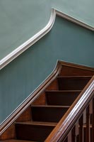 Détail du couloir et des escaliers classiques