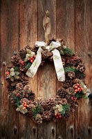Détail de la couronne de Noël sur la porte d'entrée en bois